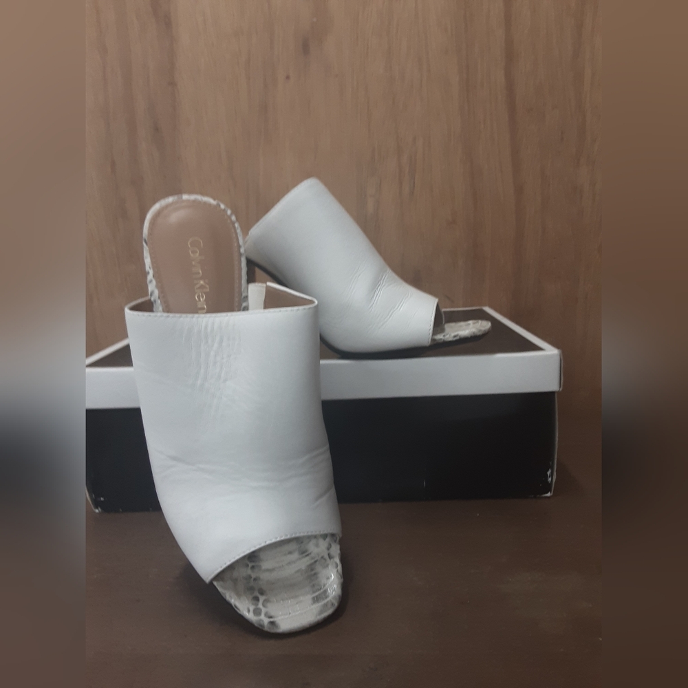 GUC! Calvin Klein Ivory Gray Snake Print Gold Trim Block Heel Mule. Size 7